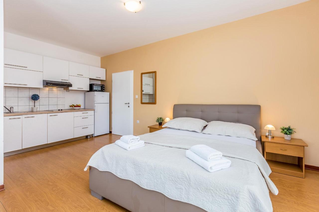 Guest House Antonella Малинська Екстер'єр фото