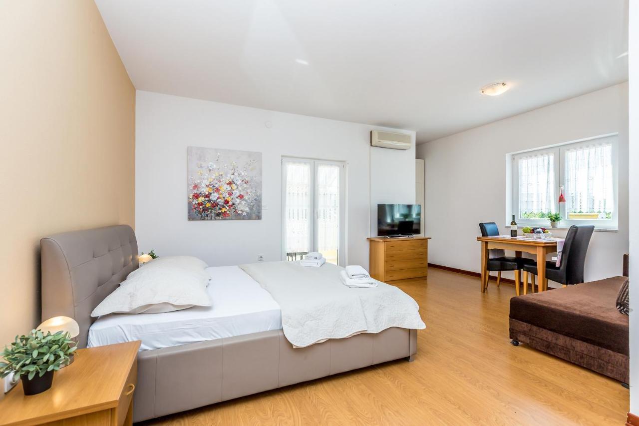 Guest House Antonella Малинська Екстер'єр фото